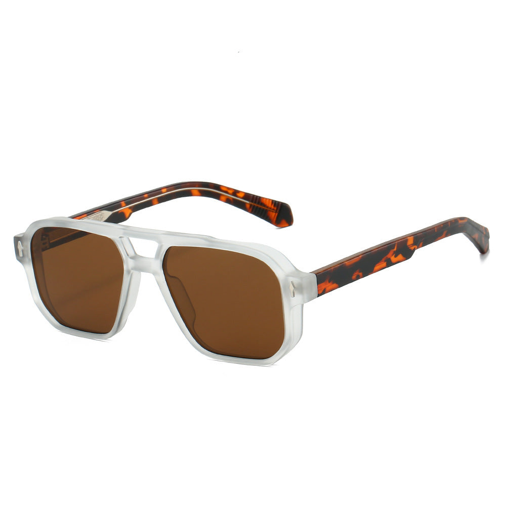 Dame moter solbrille i urban design med polariserte glass Skanto