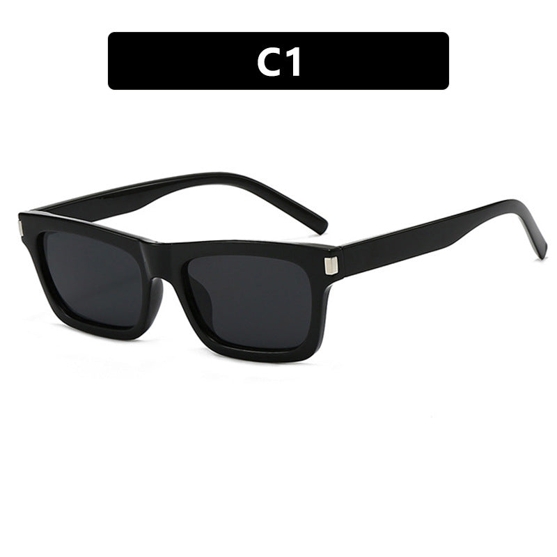 Dame kvadratisk solbrille med transparente linser og stillegant design Skanto