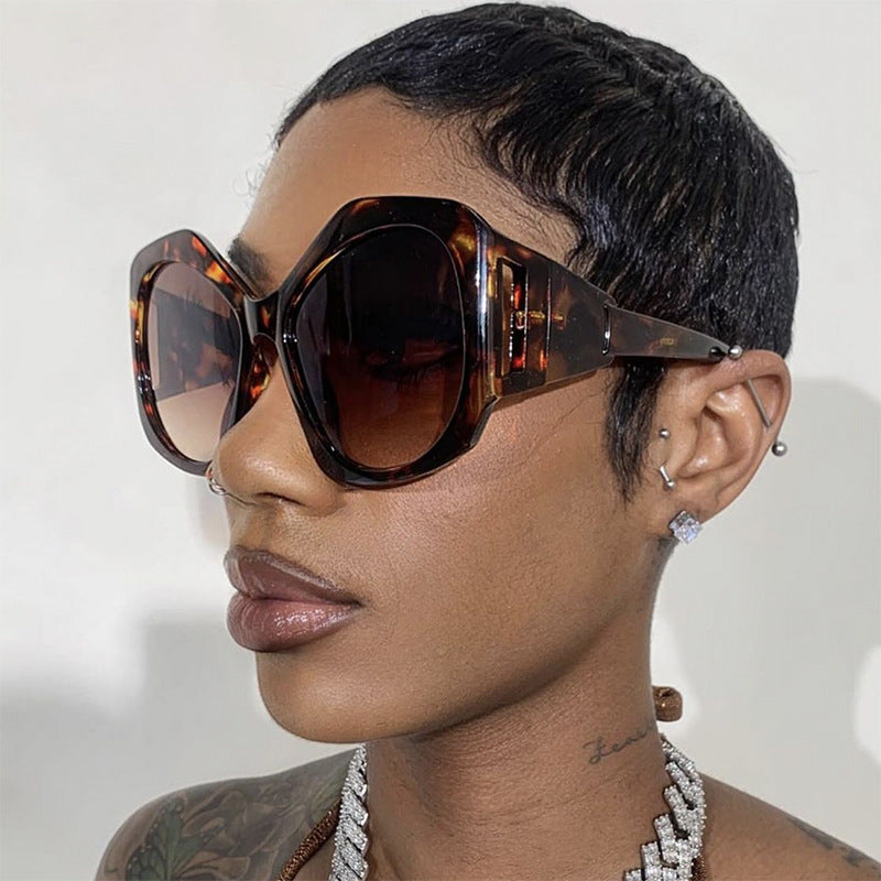 Dame oversized solbrille med futuristisk design Skanto