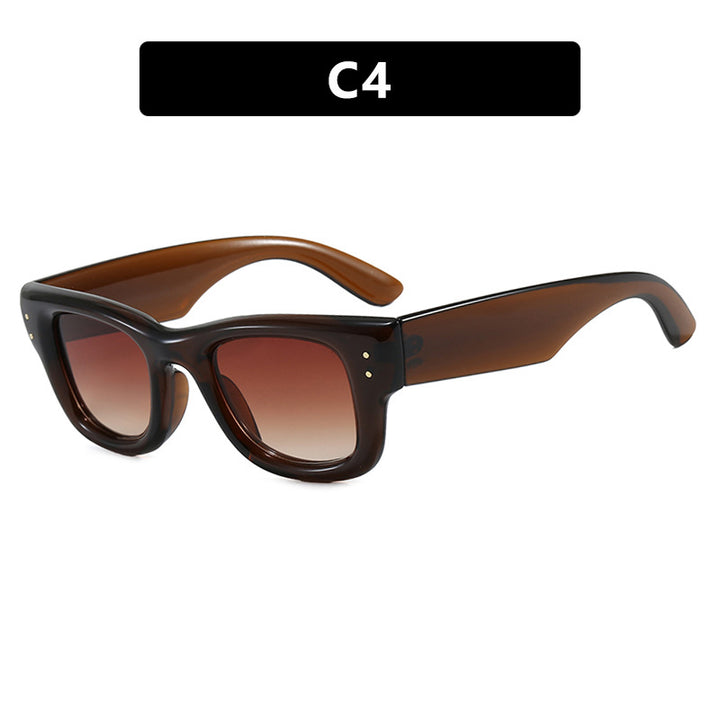 Dame moteriktig solbrille med bred, elegant ramme og beskyttende UV-filter Skanto