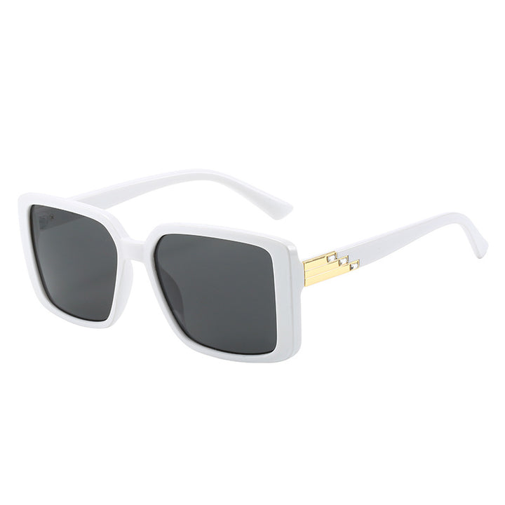 Dame moteriktig firkantet solbrille med trendy detaljer Skanto