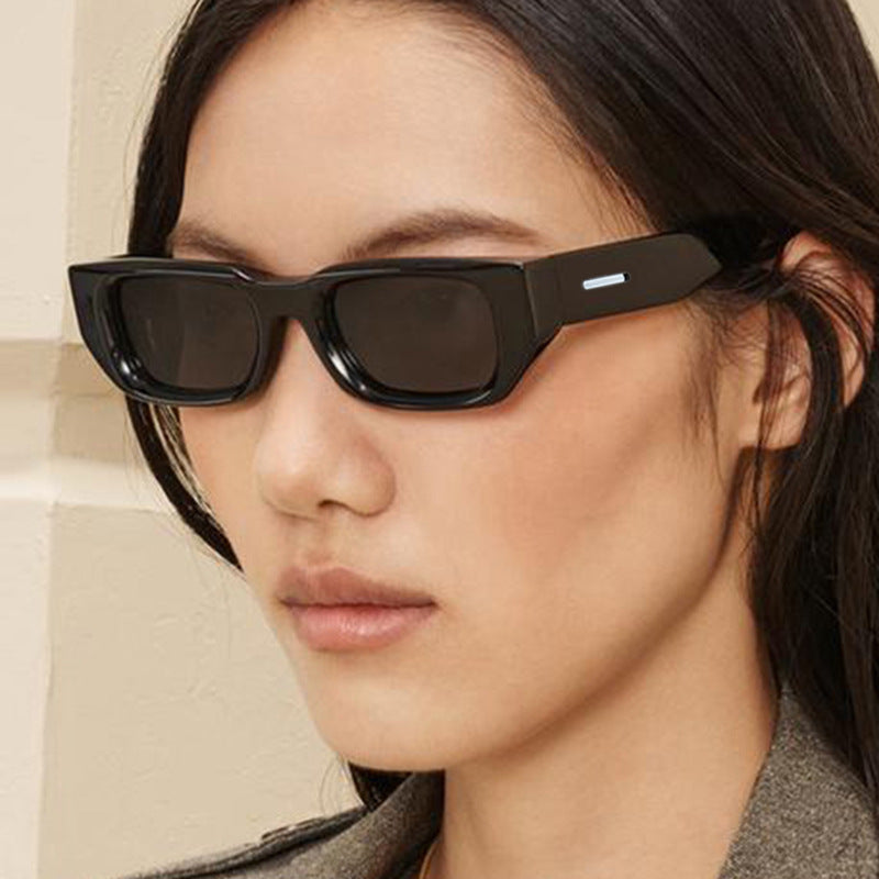 Dame trendy solbriller med innovativ, transparent ramme og polarisert glass Skanto