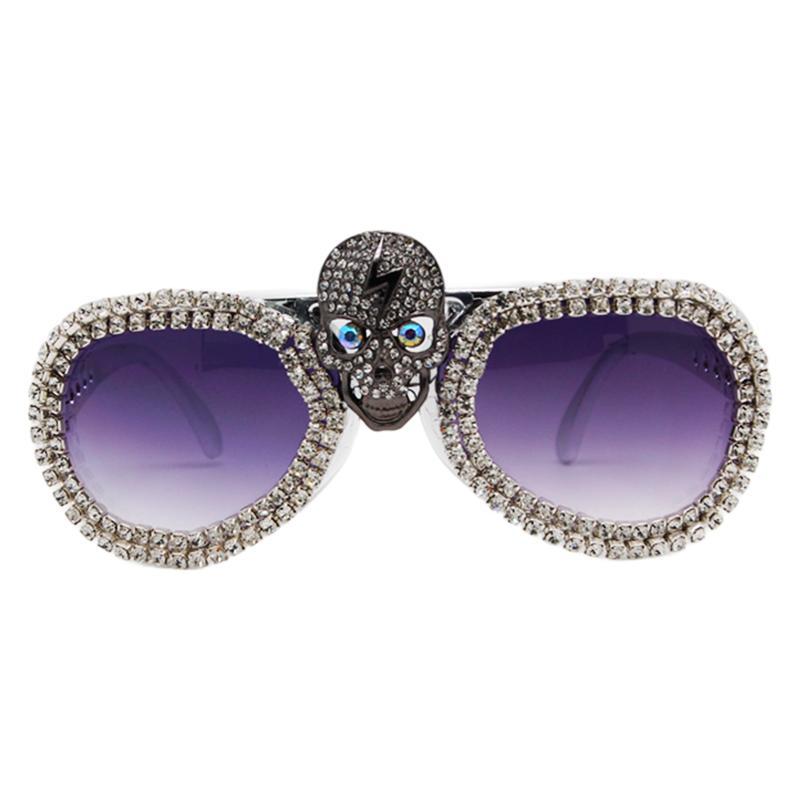 Dame statement-solbrille med uvanlig hodeskalle-design og glitrende strassramme Skanto