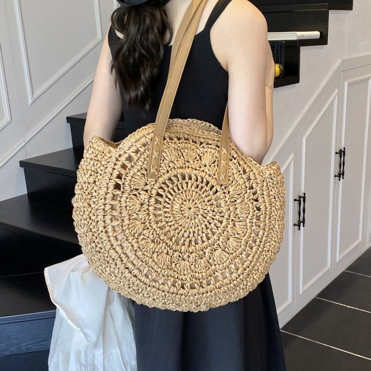 Håndlaget bast-crossbody veske med unikt design Skanto