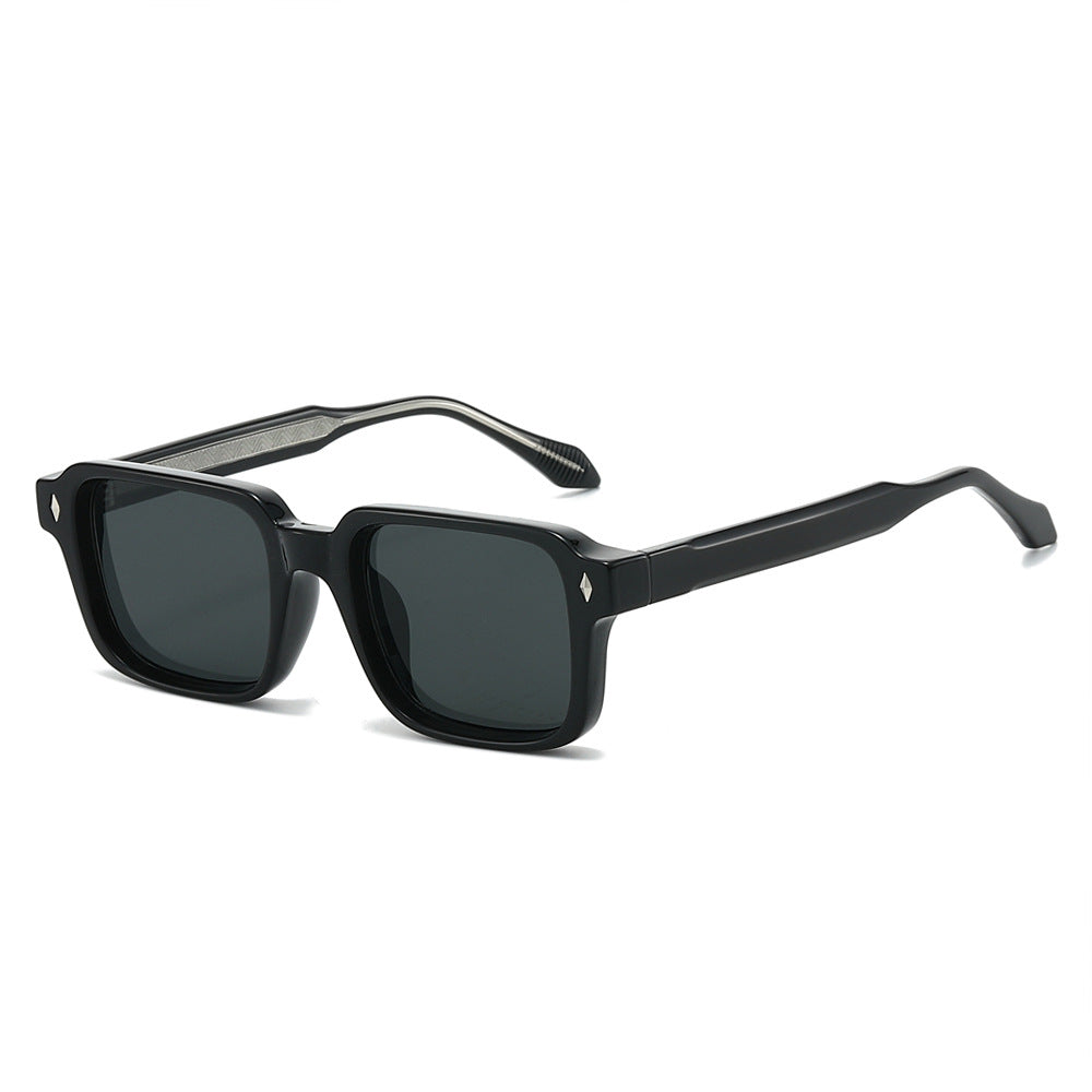 Dame solbrille i moderne kvadratisk design fra Skanto