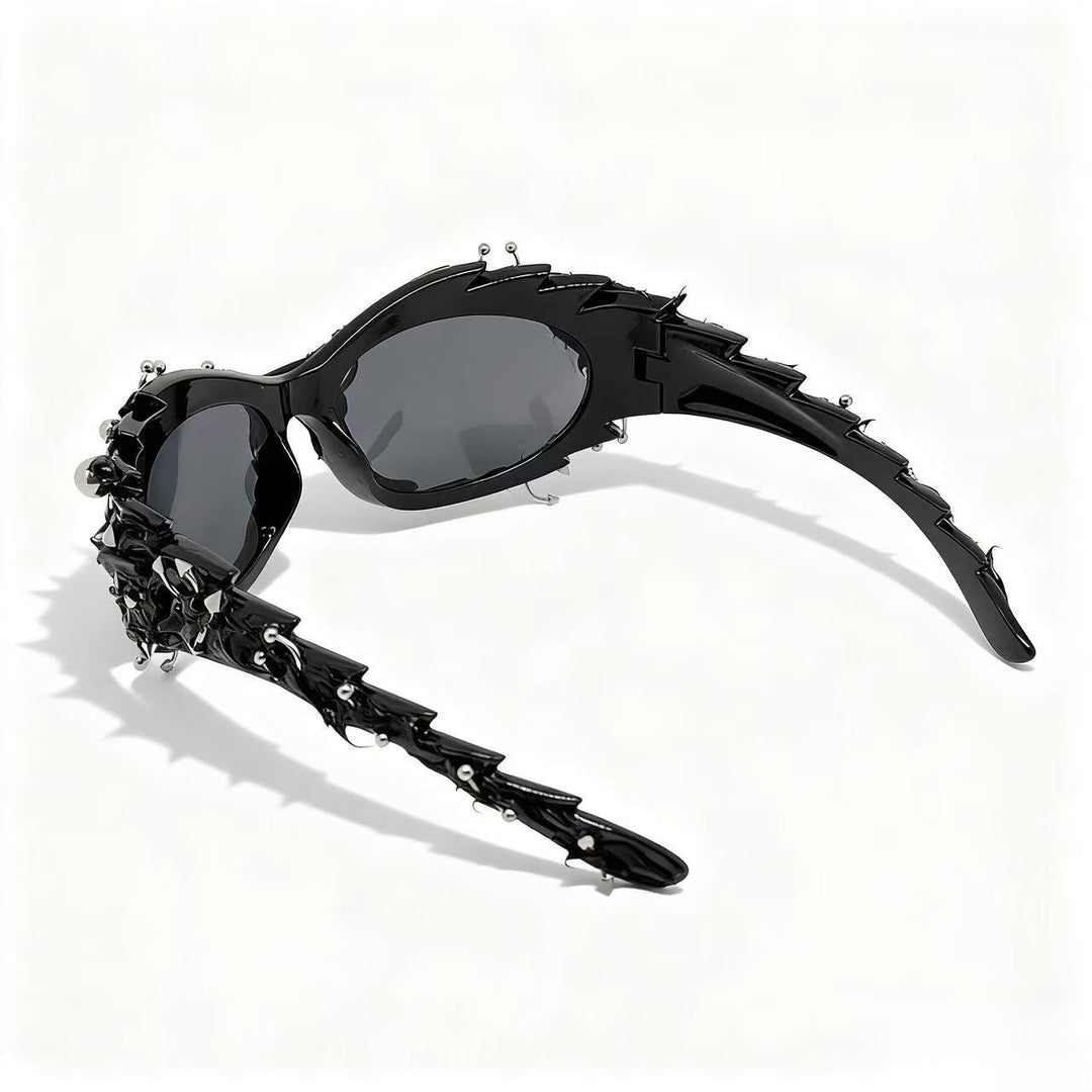 Dame ekstravagant designer solbrille med iøynefallende smykkeinnramming Skanto
