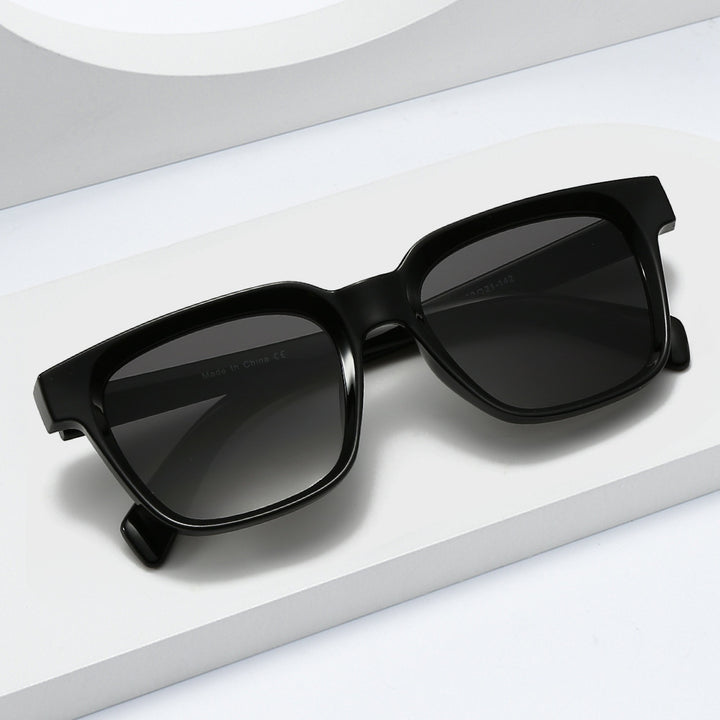 Dame elegant firkantet solbrille med UV-beskyttelse og stabil ramme Skanto