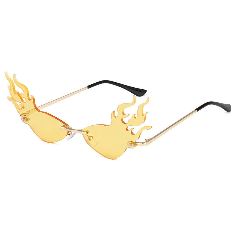 Dame moteriktig solbrille med flammeformet design Skanto