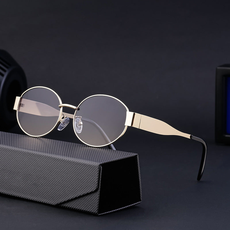 Dame moteriktig solbrille i elegant oval design Skanto