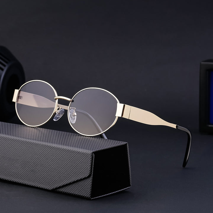 Dame moteriktig solbrille i elegant oval design Skanto