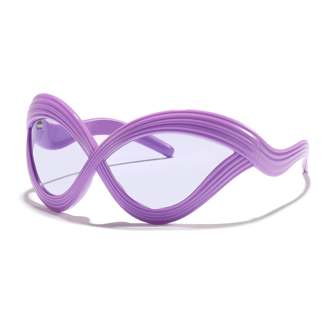 Dame moteriktig solbrille med innovativ bølkeramme Skanto