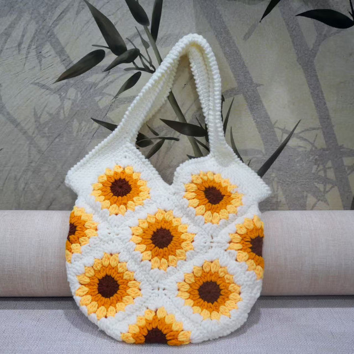 Håndlaget makramee skulderveske med blomsterdesign Skanto