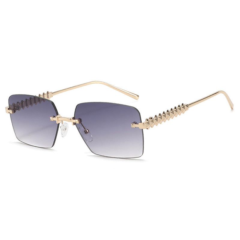 Dame moteriktig solbrille med unikt og dekorativt ramme Skanto