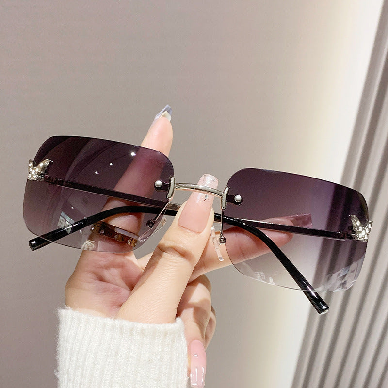 Damer moderiktig solbrille med unik ramme og luksuriøse aksenter Skanto
