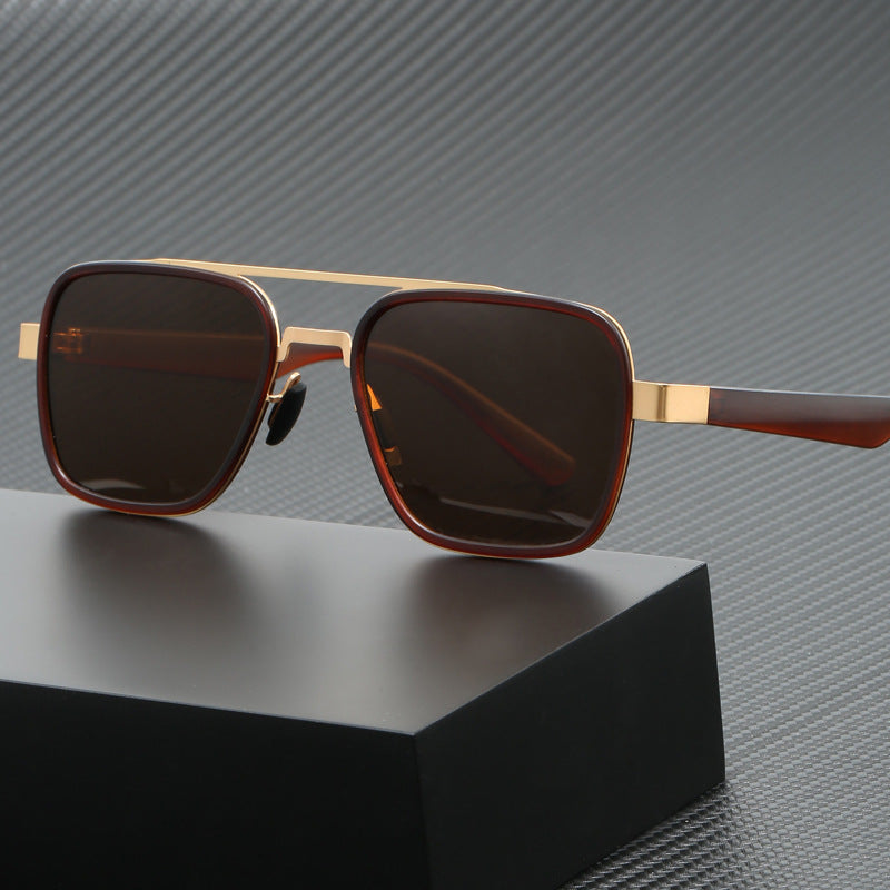Dame moteriktig solbrille med firkantet ramme og innovative linser Skanto