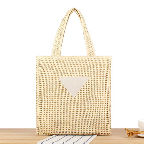 Håndveske laget av naturlig flette med minimalistiske detaljer Skanto