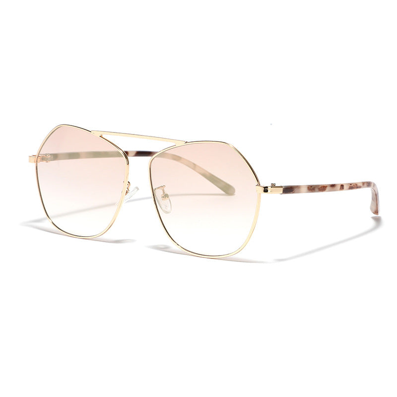 Dame geometrisk solbrille med luksuriøs metallramme Skanto