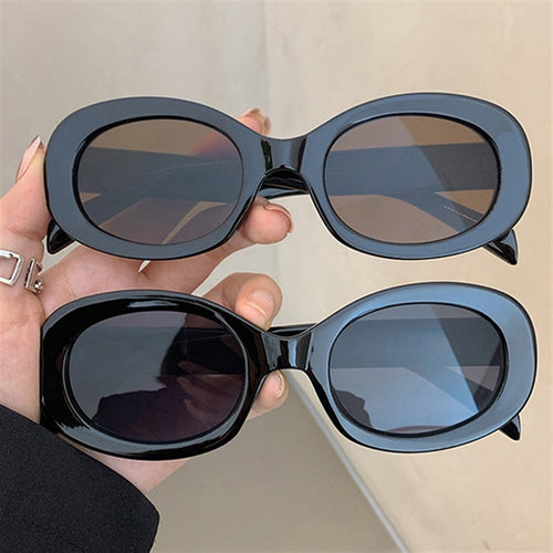 Dame moteriktig solbrille i elegant ovalt design med robust ramme Skanto