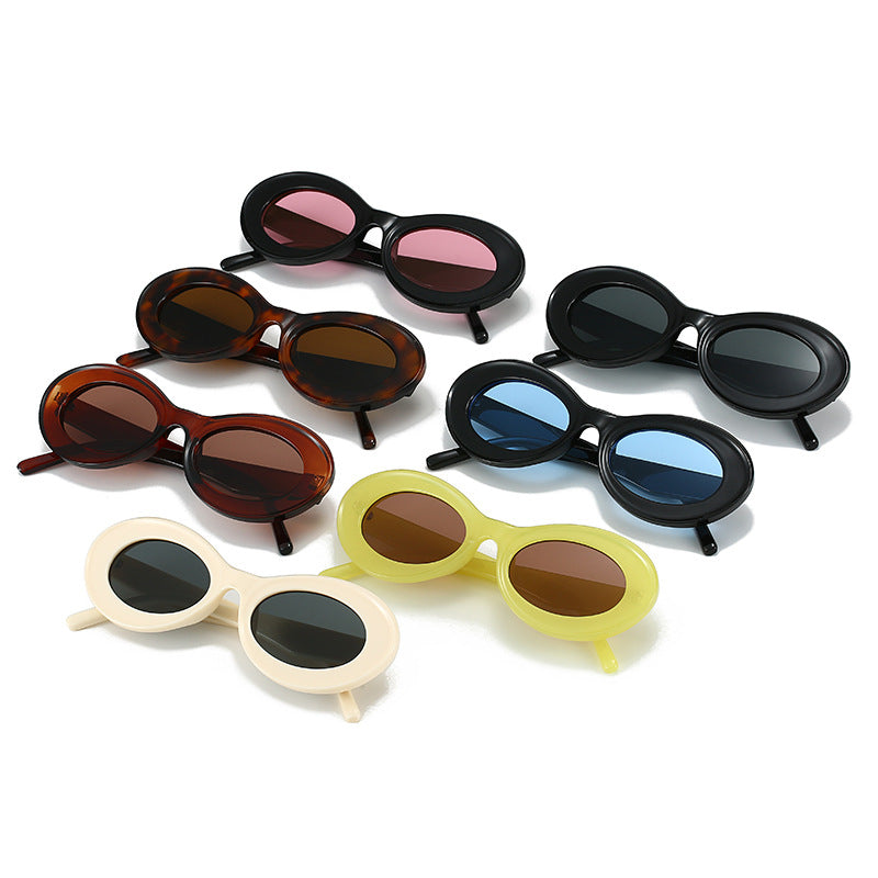 Dame moteriktig solbrille i oval design Skanto