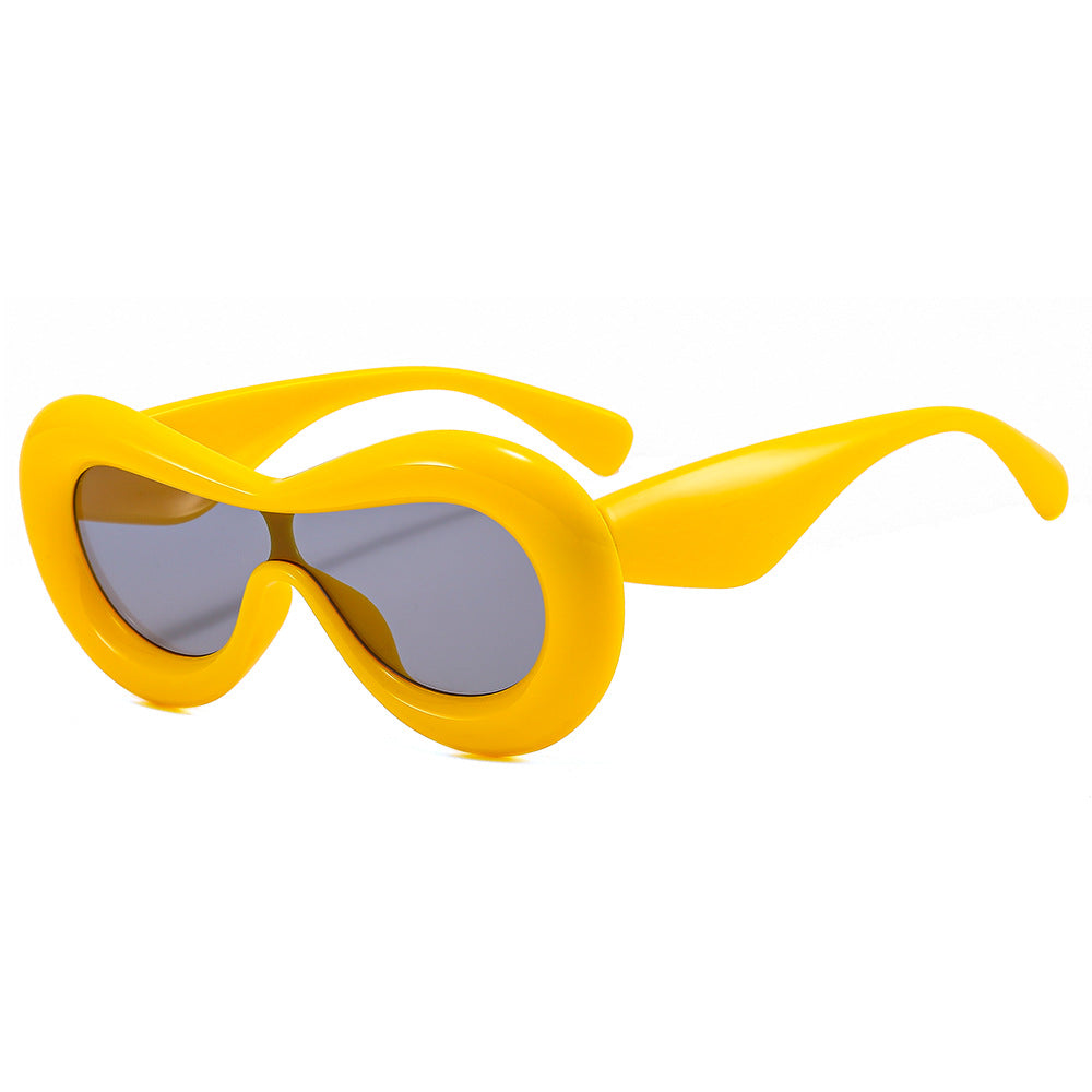 Dame moteriktig solbrille med nostalgisk sving Skanto