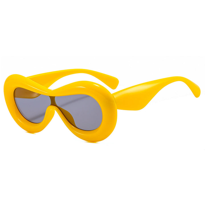 Dame moteriktig solbrille med nostalgisk sving Skanto