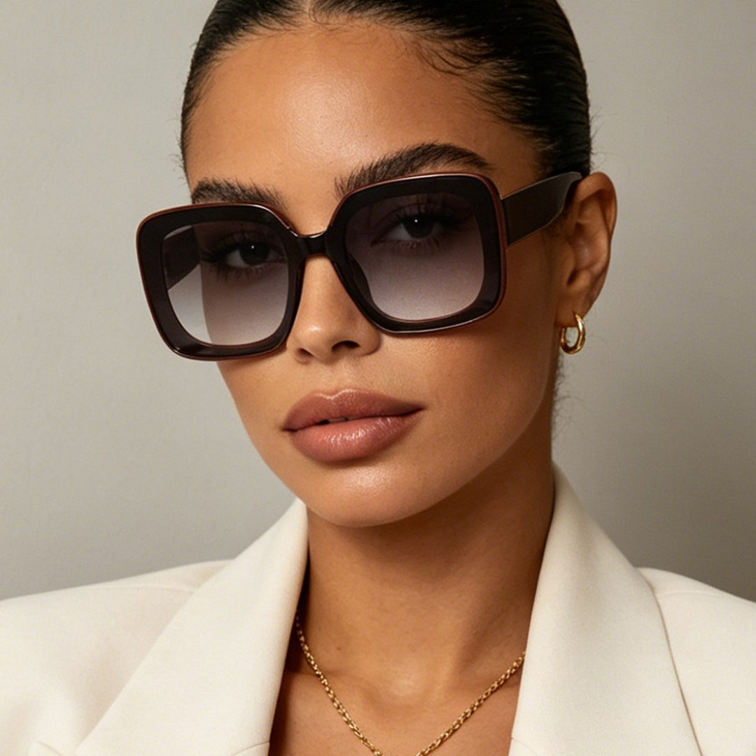 Dame firkantet solbrille med innovativt transparent rammedesign Skanto