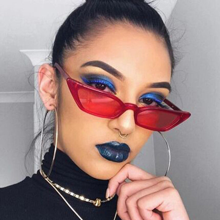 Dame geometrisk solbrille i trendy skjolddesign Skanto
