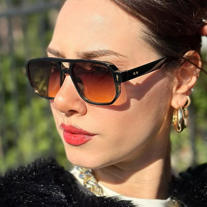 Dame moterik kvadratisk solbrille med luksuriøse detaljer Skanto