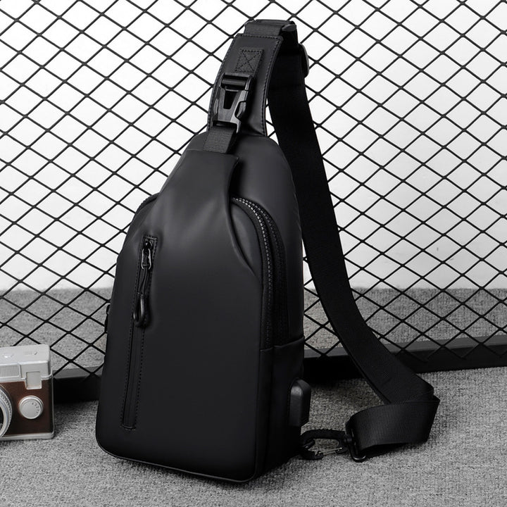 Sling-Bag med vannavvisende materiale og praktisk romdesign Skanto