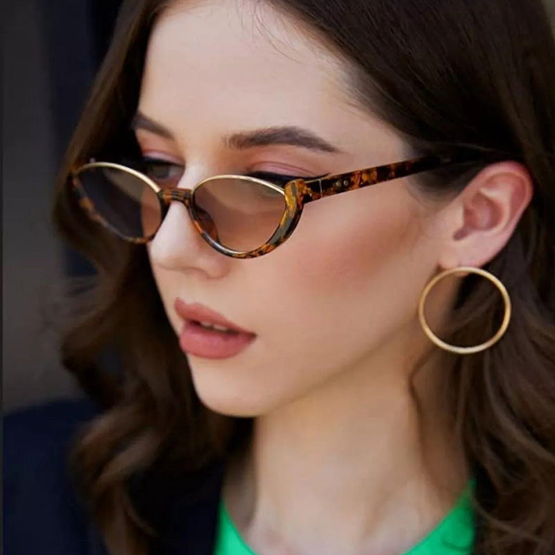 Dame elegant solbrille i stilfull kattøye-design Skanto