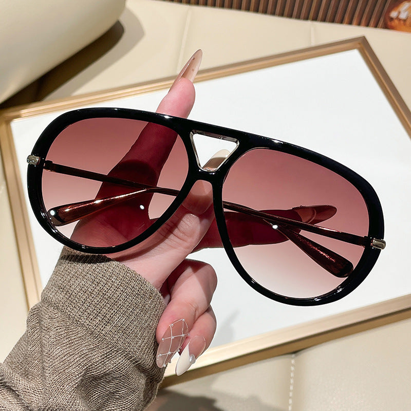 Dame solbrille i ekstravagant design med markante glass Skanto