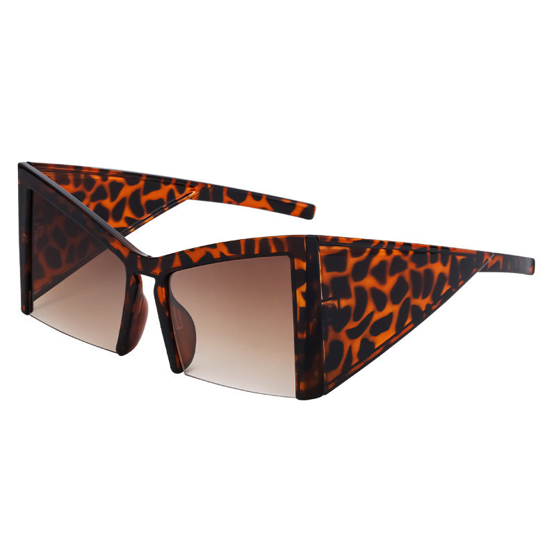 Dame futuristisk solbrille med markant vinkelramme Skanto