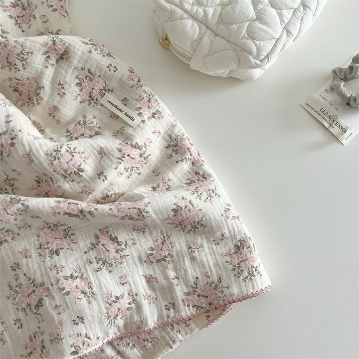 Unisex Musselinteppe med delikat blomsterdesign og elegante volanger Skanto