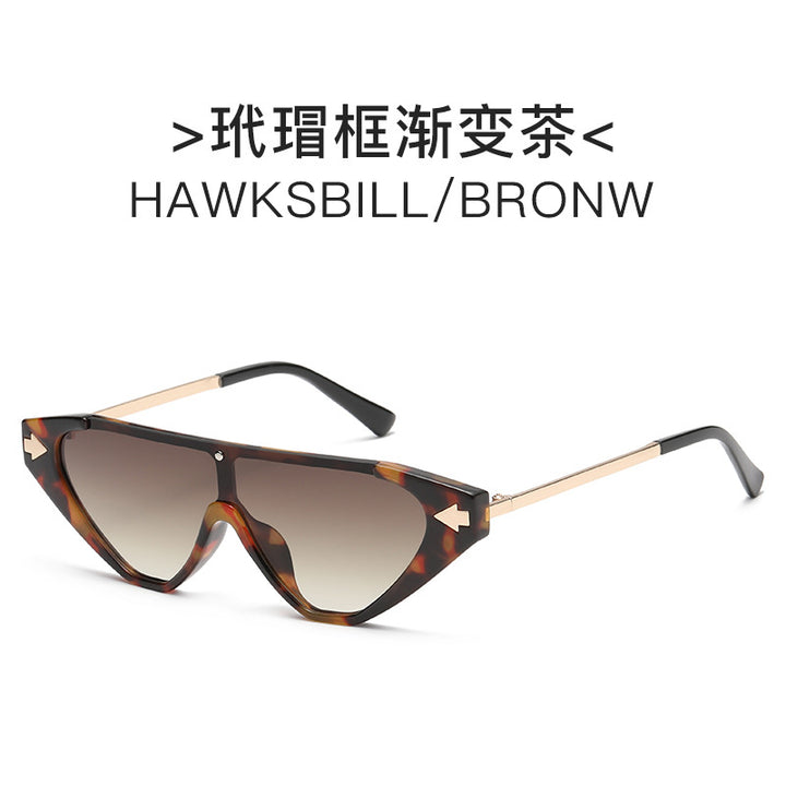 Dame futuristisk solbrille med markant design Skanto