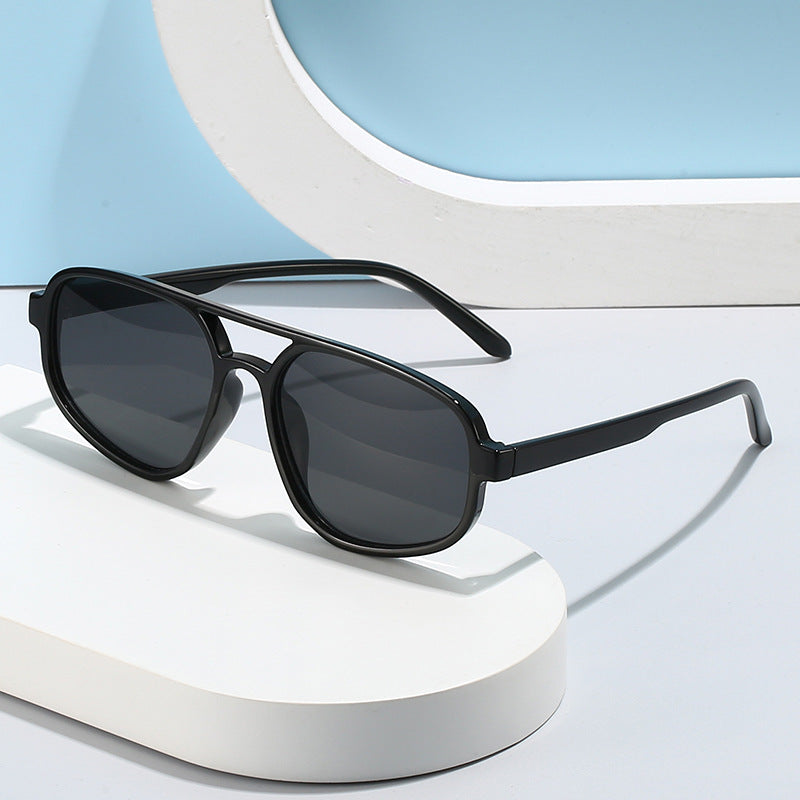 Dame moteriktig solbrille med bred ramme og UV-beskyttelse Skanto