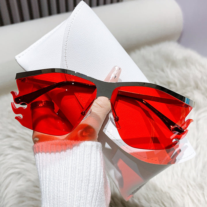 Dame trendy solbrille med innovativ flammeinnramming Skanto