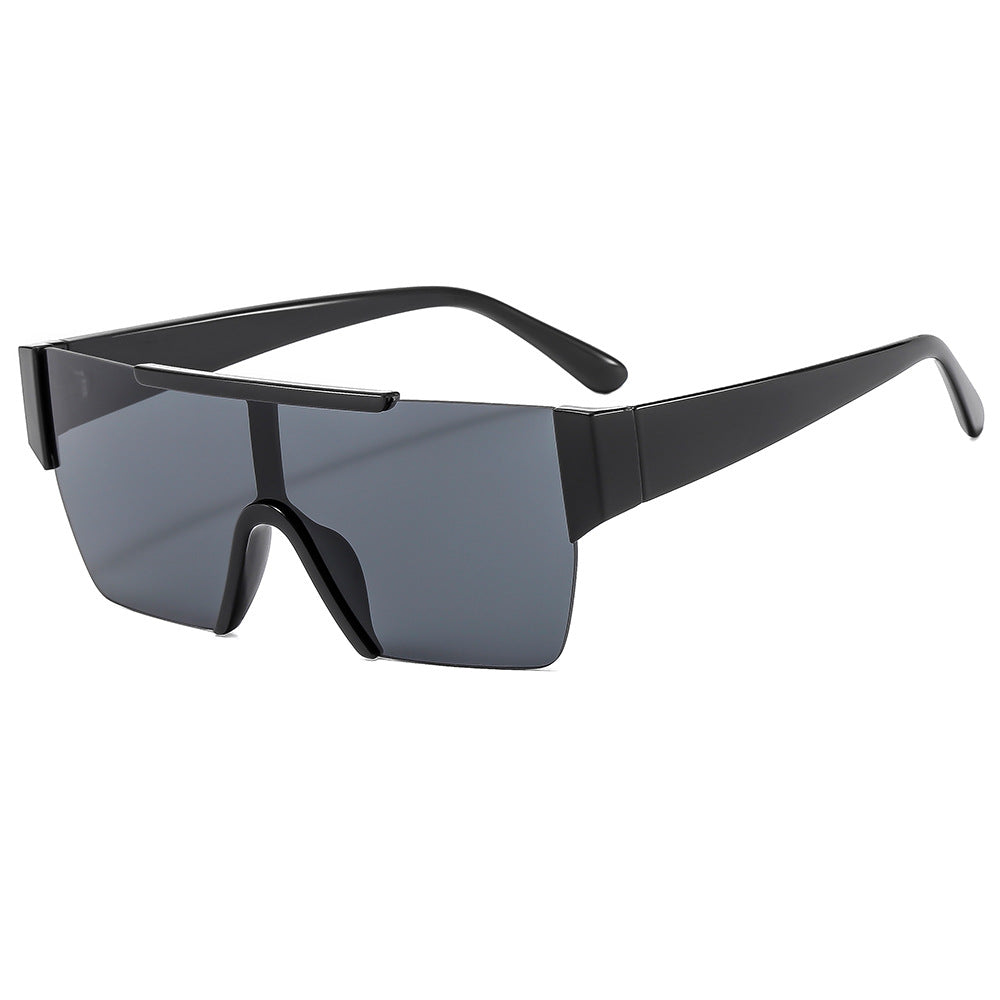Dame trendy oversized solbriller i futuristisk design Skanto