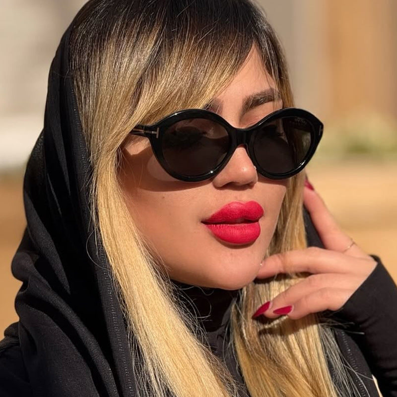 Dame moteriktig solbrille med innovativ oval ramme og UV-beskyttelse Skanto