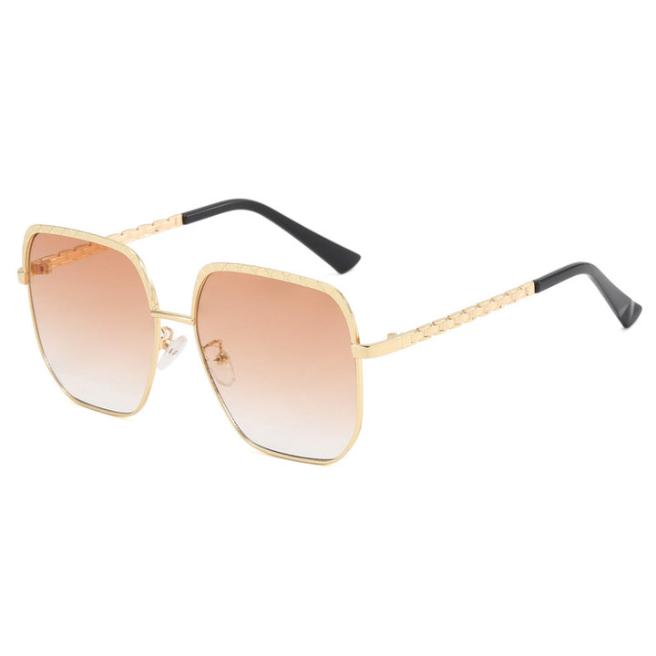 Dame moteriktig solbrille med firkantet ramme og stilige detaljer Skanto