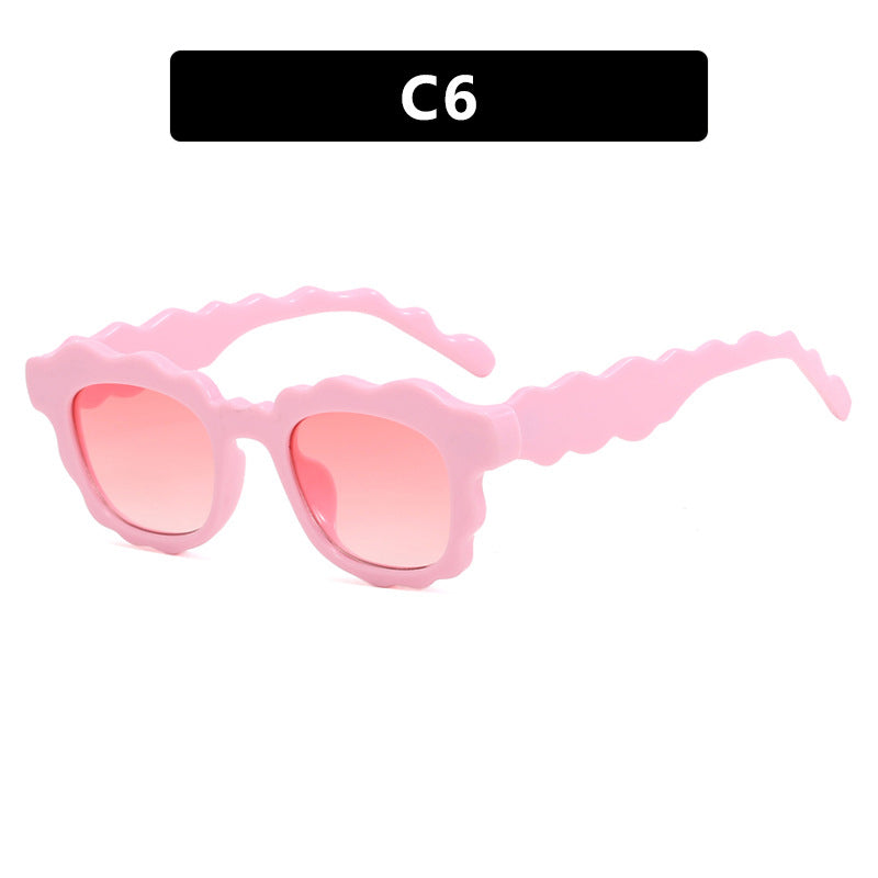 Dame moteriktig solbrille med bølgeramme Skanto