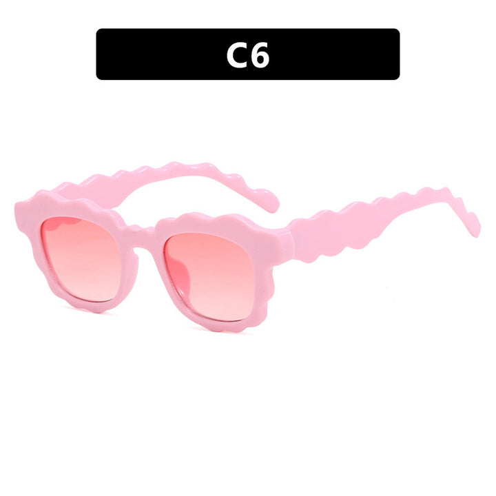 Dame moteriktig solbrille med bølgeramme Skanto