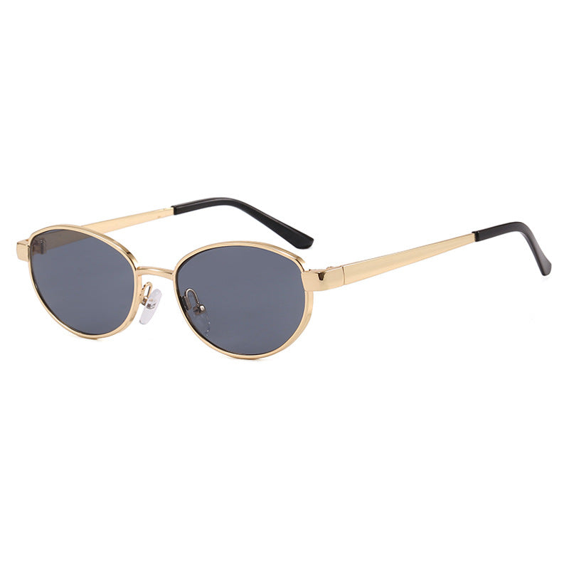 Dame moteriktig solbrille i elegant oval design med ramme i høykvalitets metall Skanto