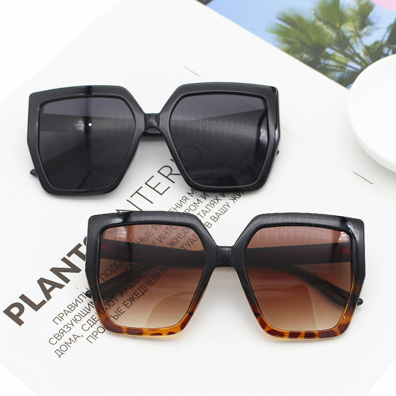 Damen elegant oversized solbrille med luksuriøs ramme Skanto