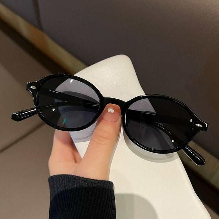 Dame modische solbrille i elegant ovaldesign Skanto