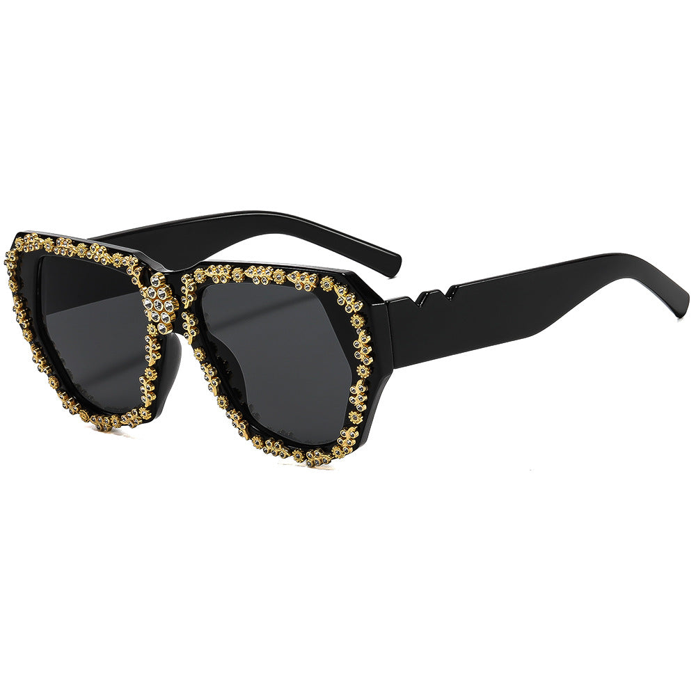 Dame modische solbrille med opulent krystallramme Skanto