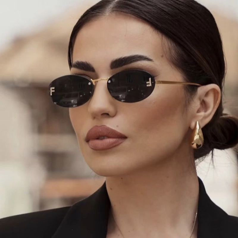 Dame moteriktig solbrille med elegant, speilreflekterende glassfront og filigran metallramme Skanto
