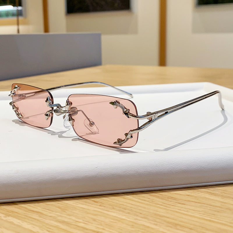 Dame moteriserte solbriller med filigran metallramme og transparente glass Skanto