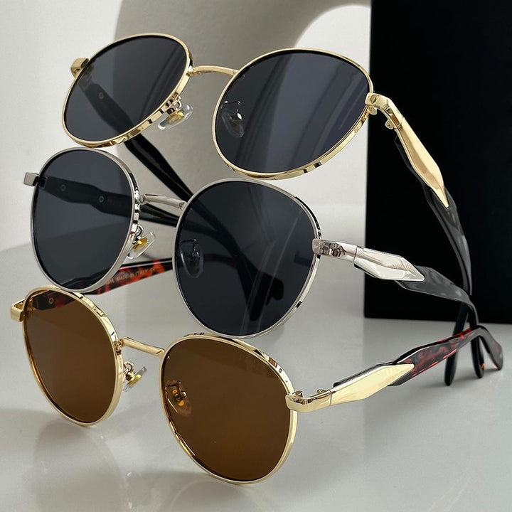 Dame rund solbrille med elegant, gullramme og UV-beskyttelse Skanto