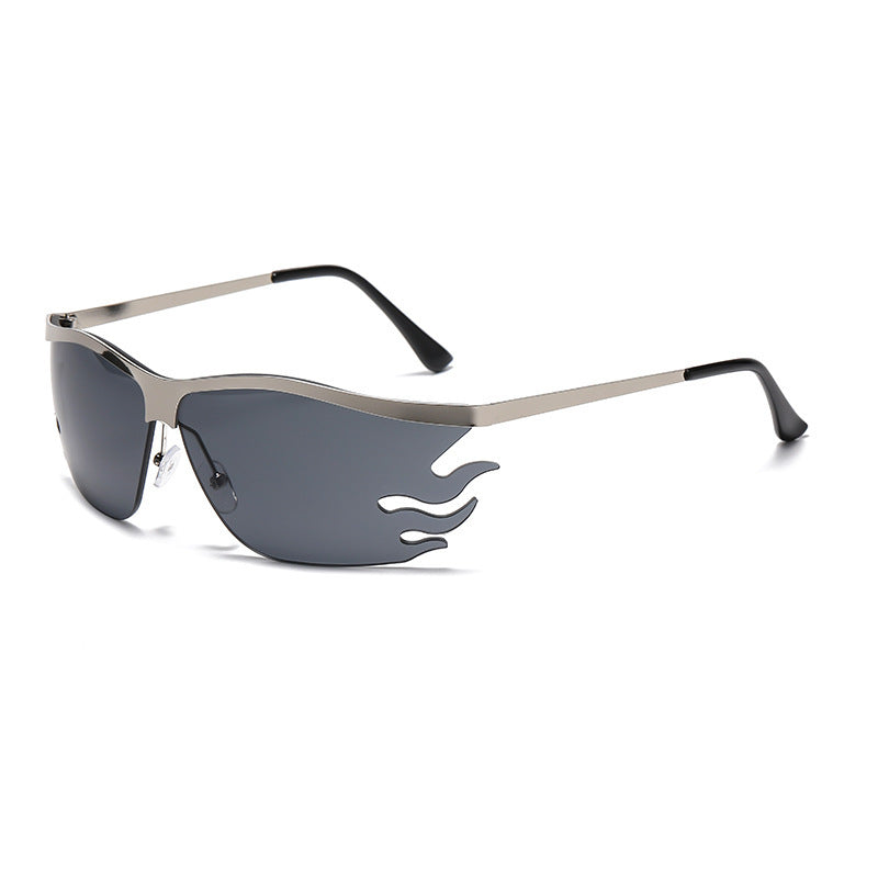 Dame futuristisk solbrille med markant design Skanto