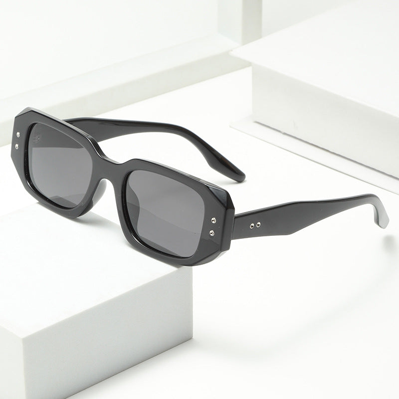 Dame moteriktig oversized solbrille med stilig ramme og UV-beskyttelse Skanto